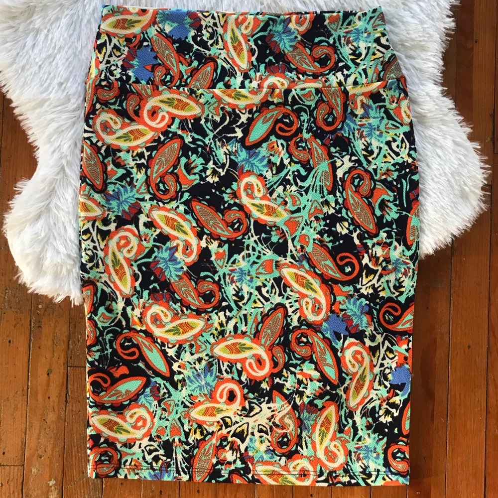 Lularoe Cassie cute paisley print size XS